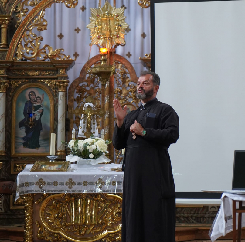 Фото із заходу