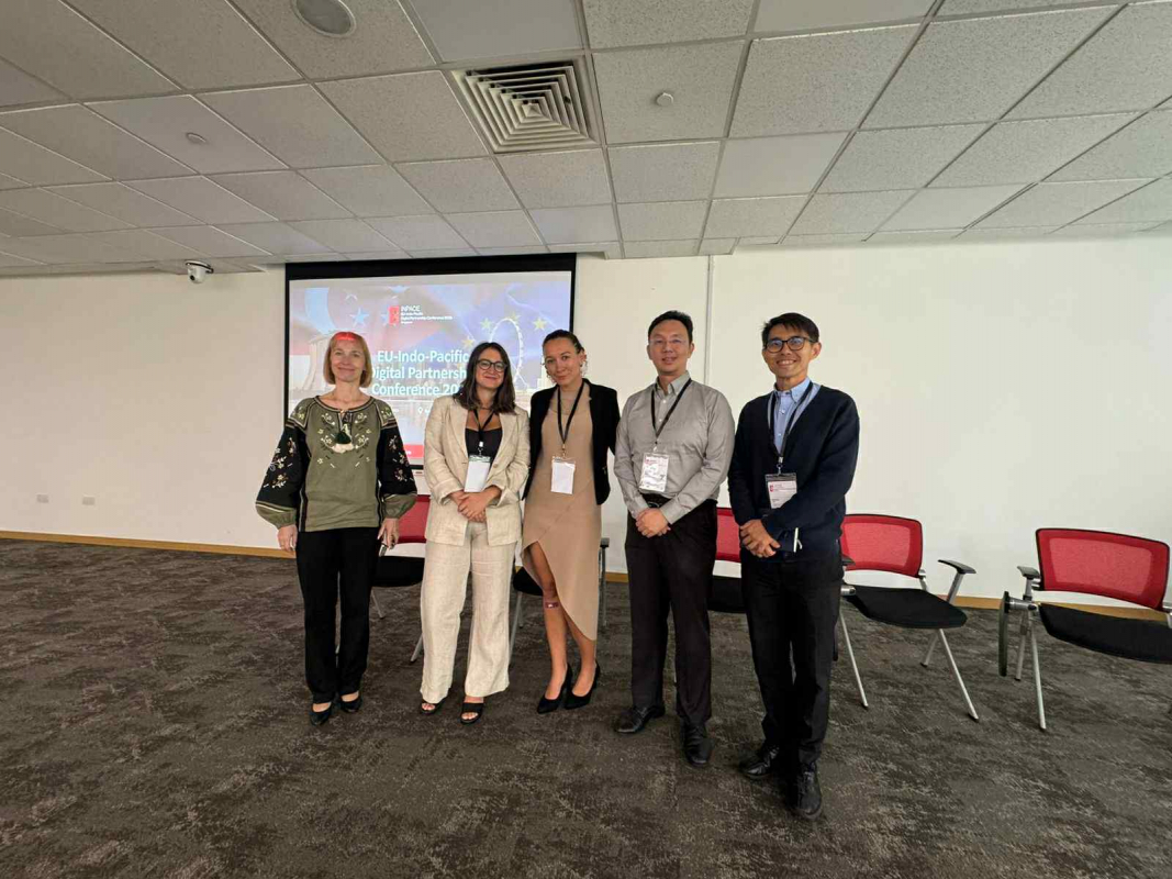 Фото з конференції в Сінгапурі