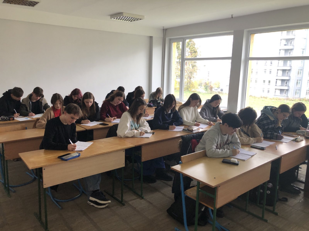 Фото із заходу