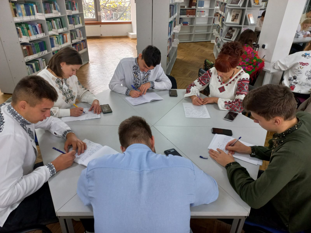 Фото із заходу