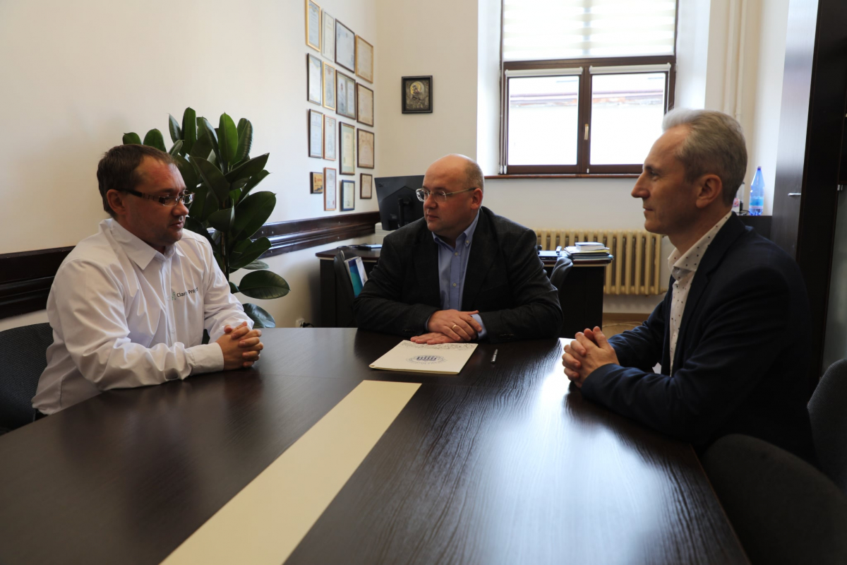 Фото з підписання меморандуму про співпрацю