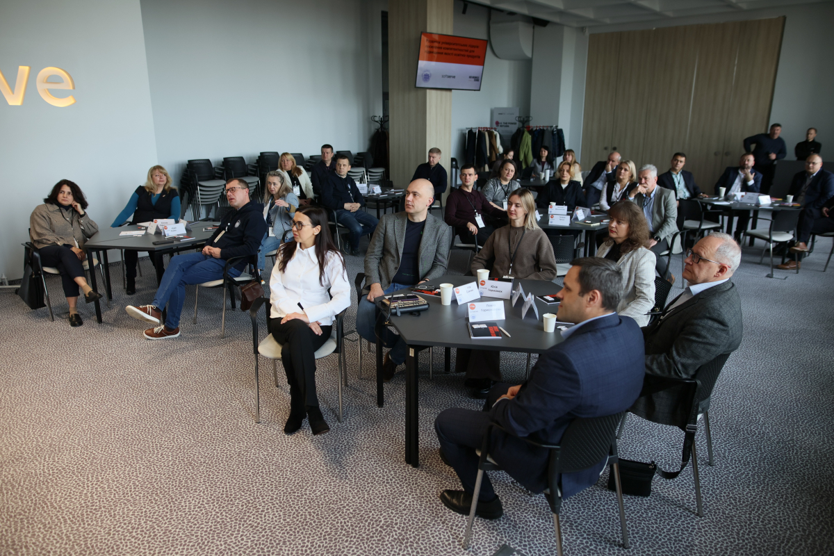 Фото із заходу