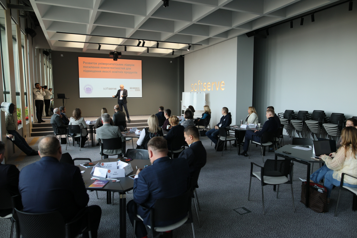 Фото із заходу