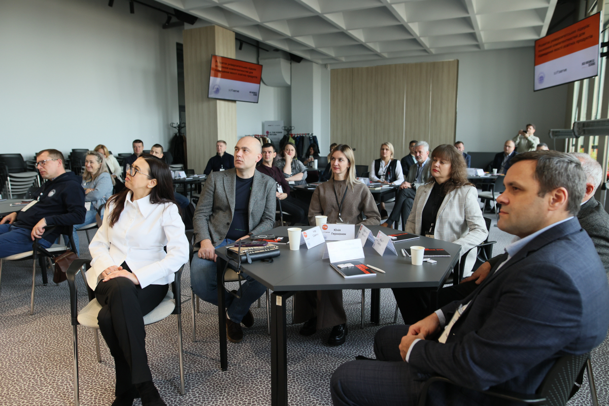 Фото із заходу