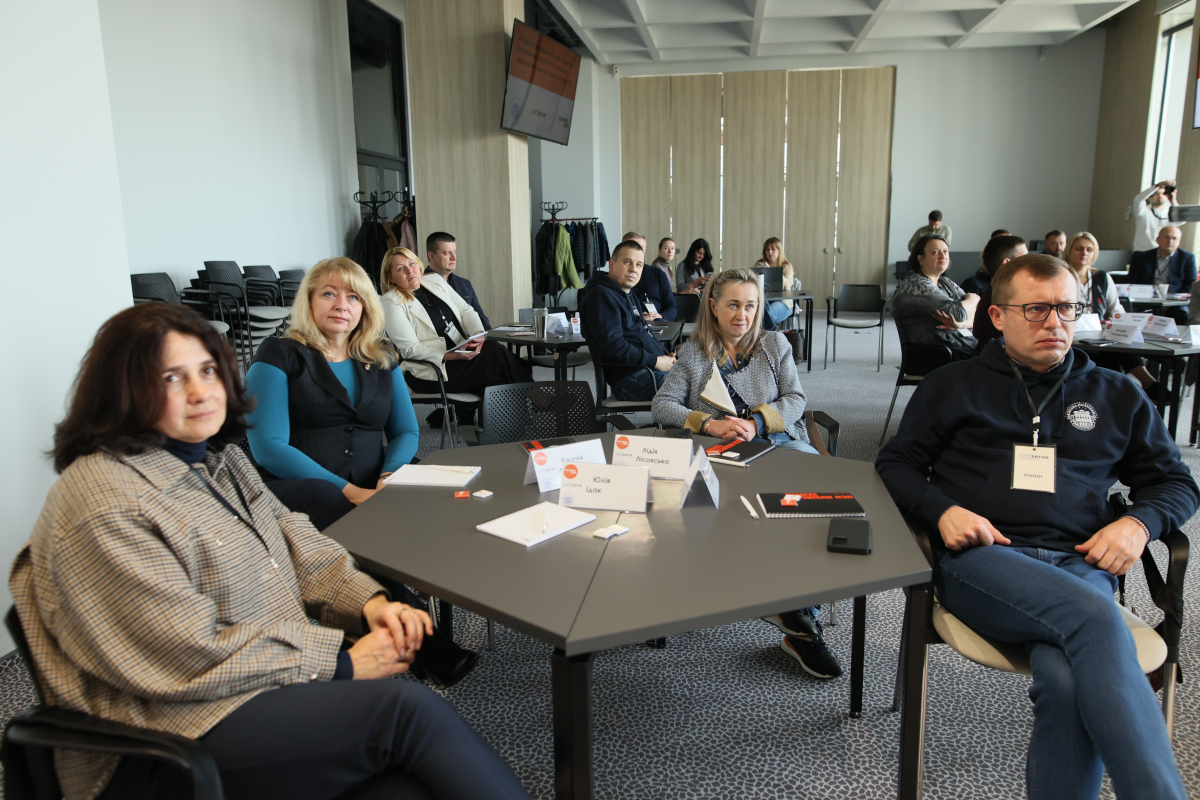 Фото із заходу