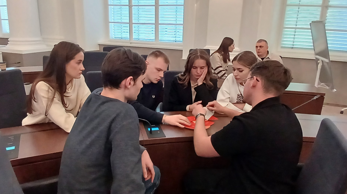 Фото із заходу