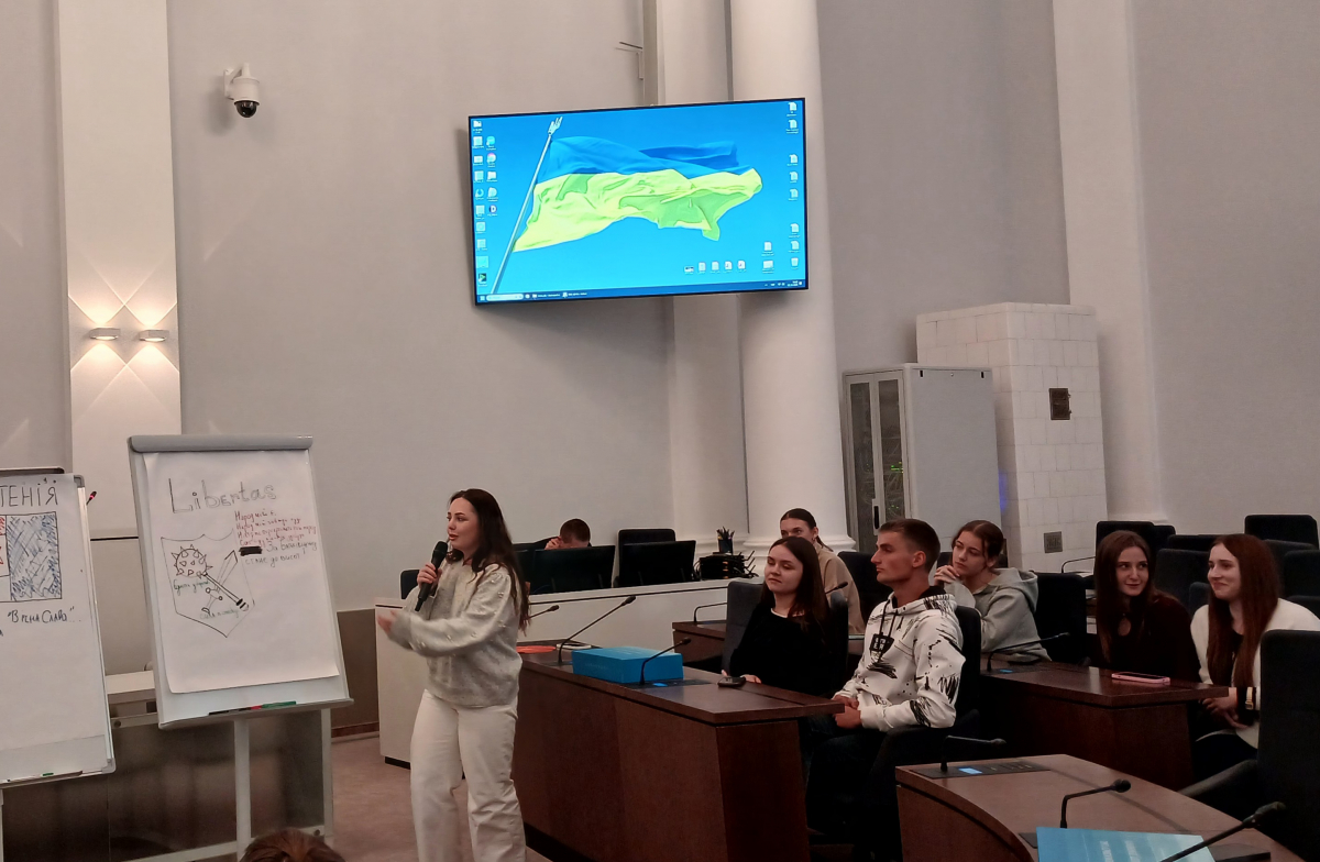 Фото із заходу