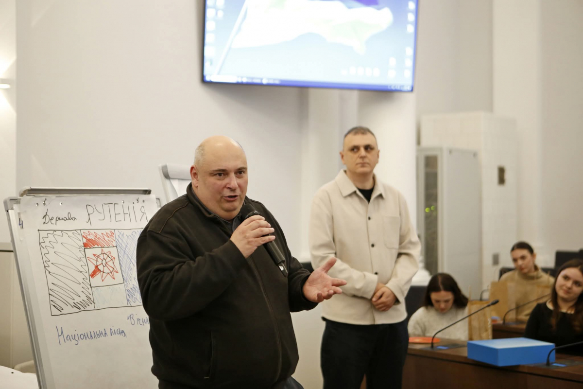 Фото із заходу