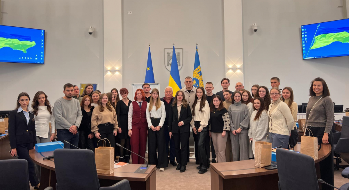 Фото із заходу