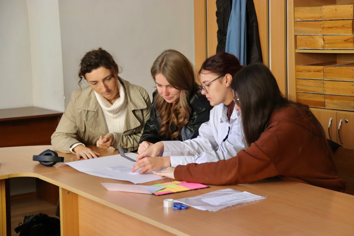 Фото із заходу