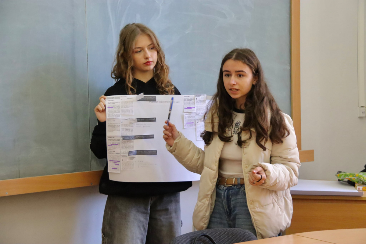 Фото із заходу