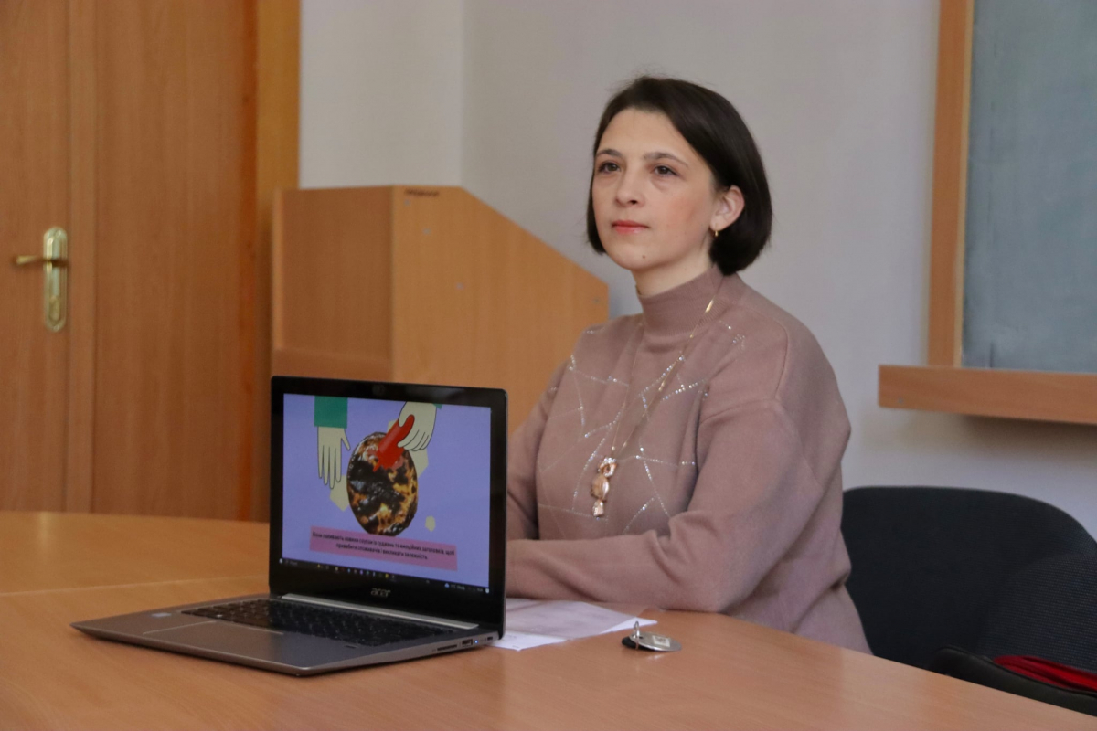 Фото із заходу