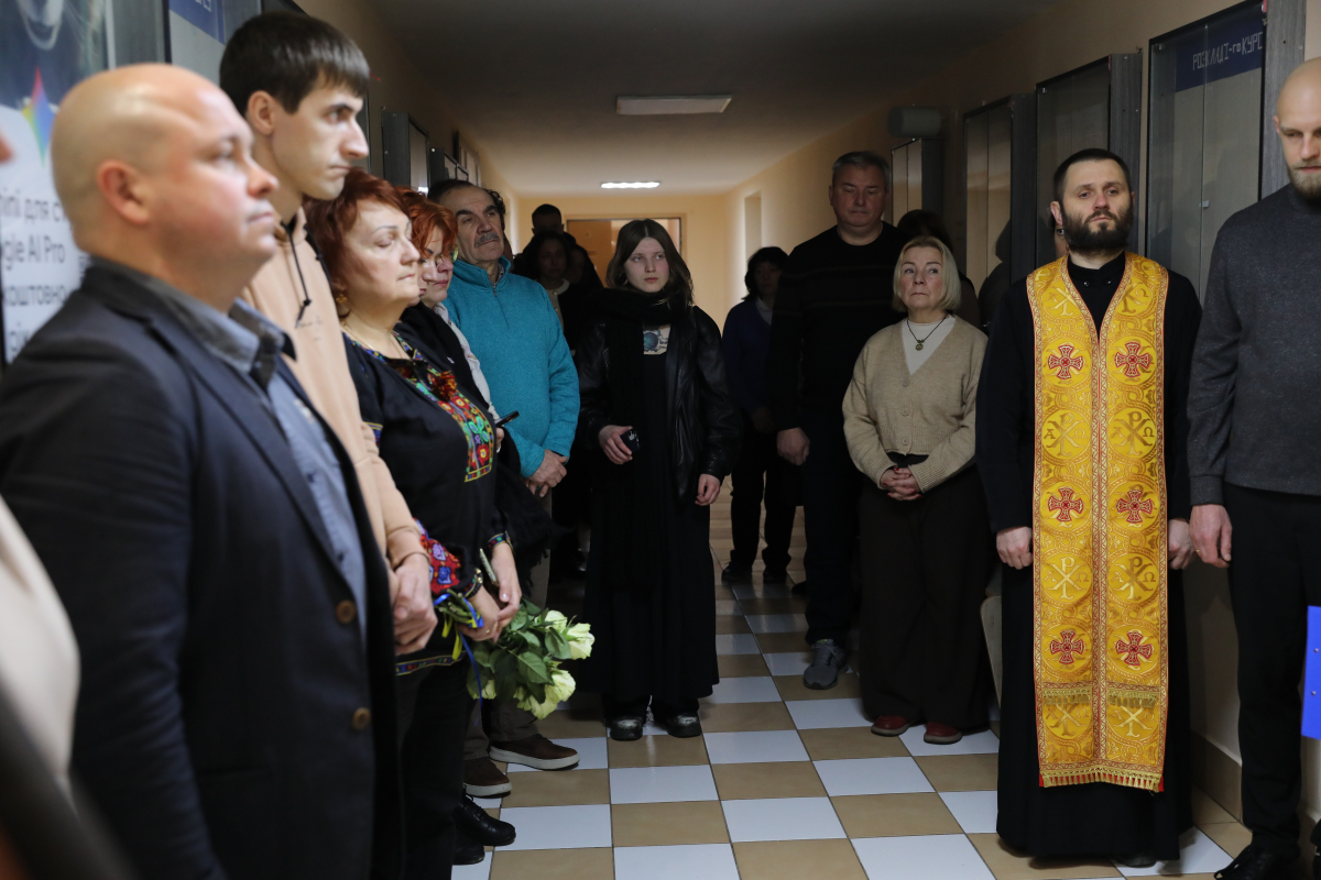 Фото з відкриття меморіальної стіни