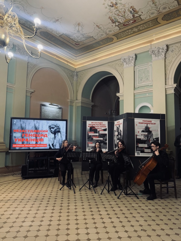 Фото із заходу