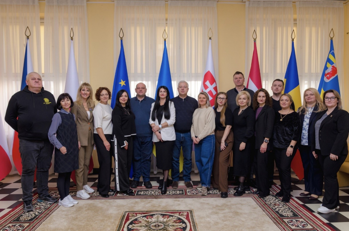 Фото із заходу