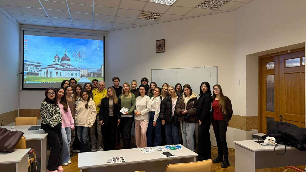 Фото із заходу