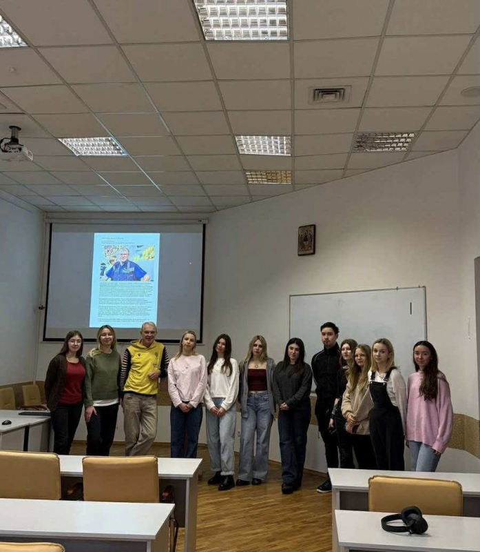 Фото із заходу