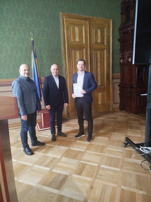 Фото із вручення сертифікатів