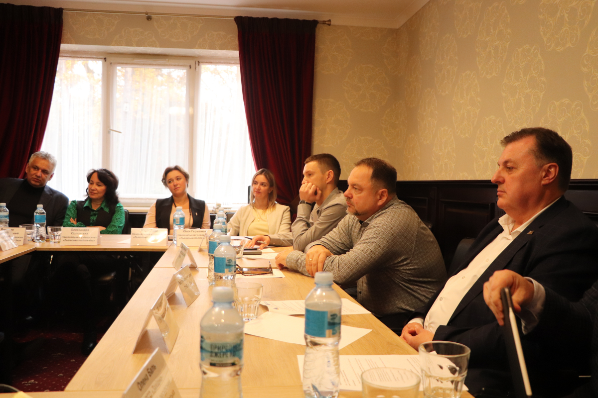 Фото із заходу