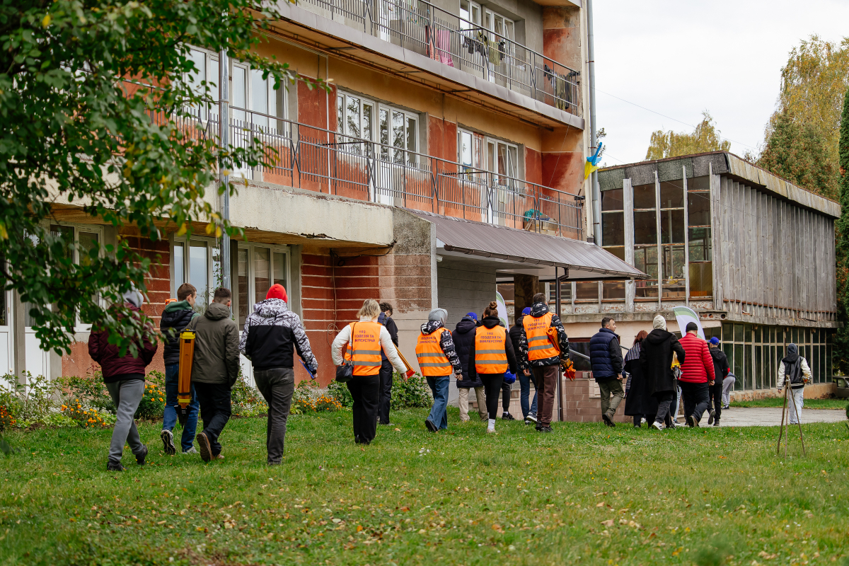 Фото із заходу