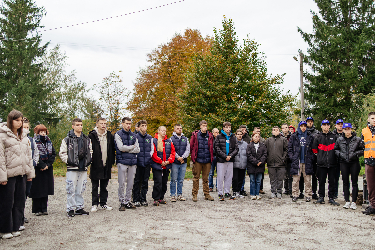 Фото із заходу