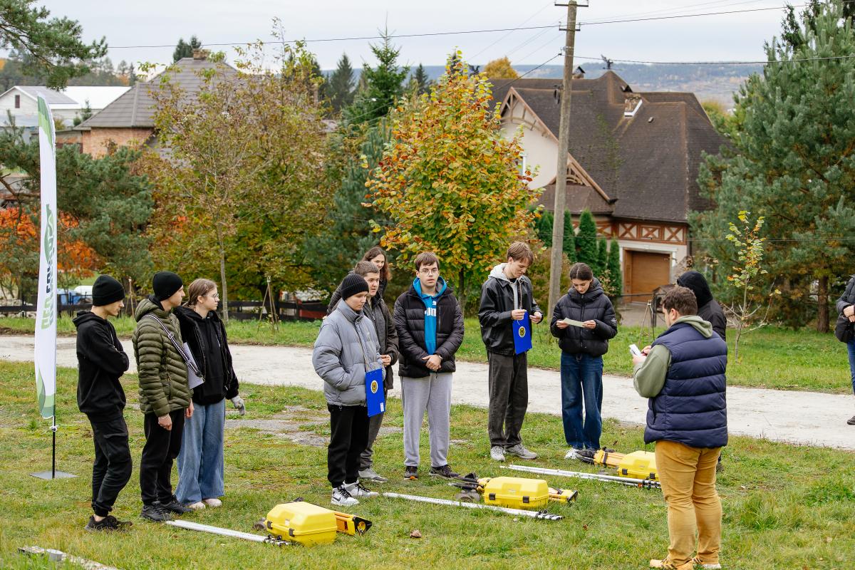 Фото із заходу