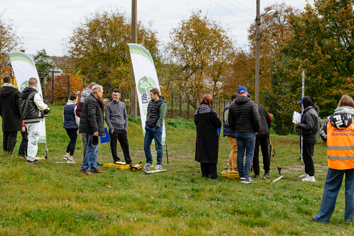 Фото із заходу