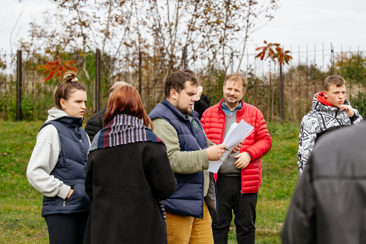 Фото із заходу