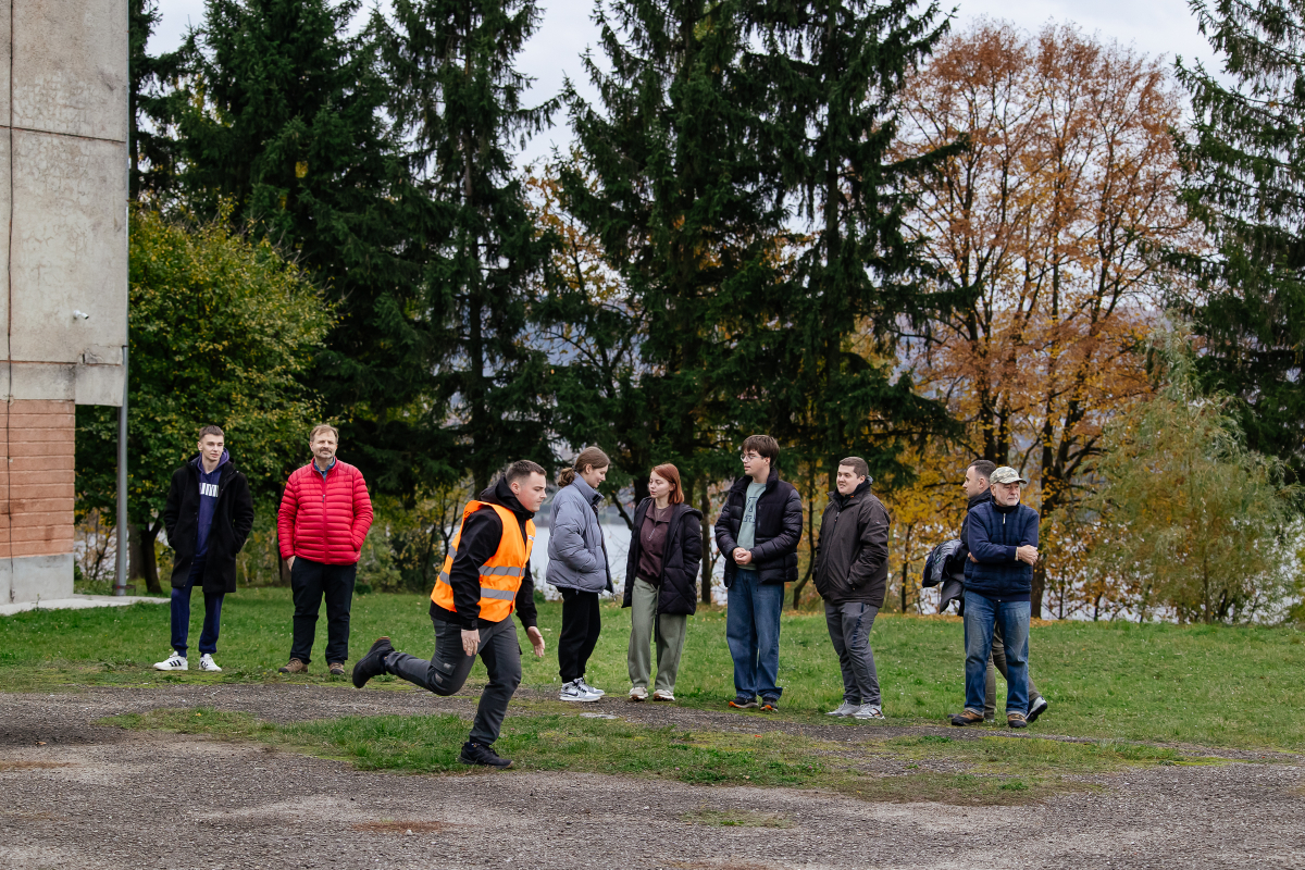 Фото із заходу