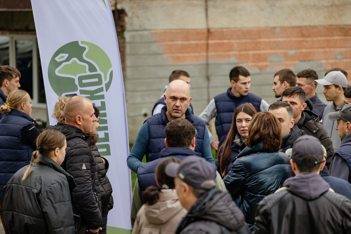 Фото із заходу