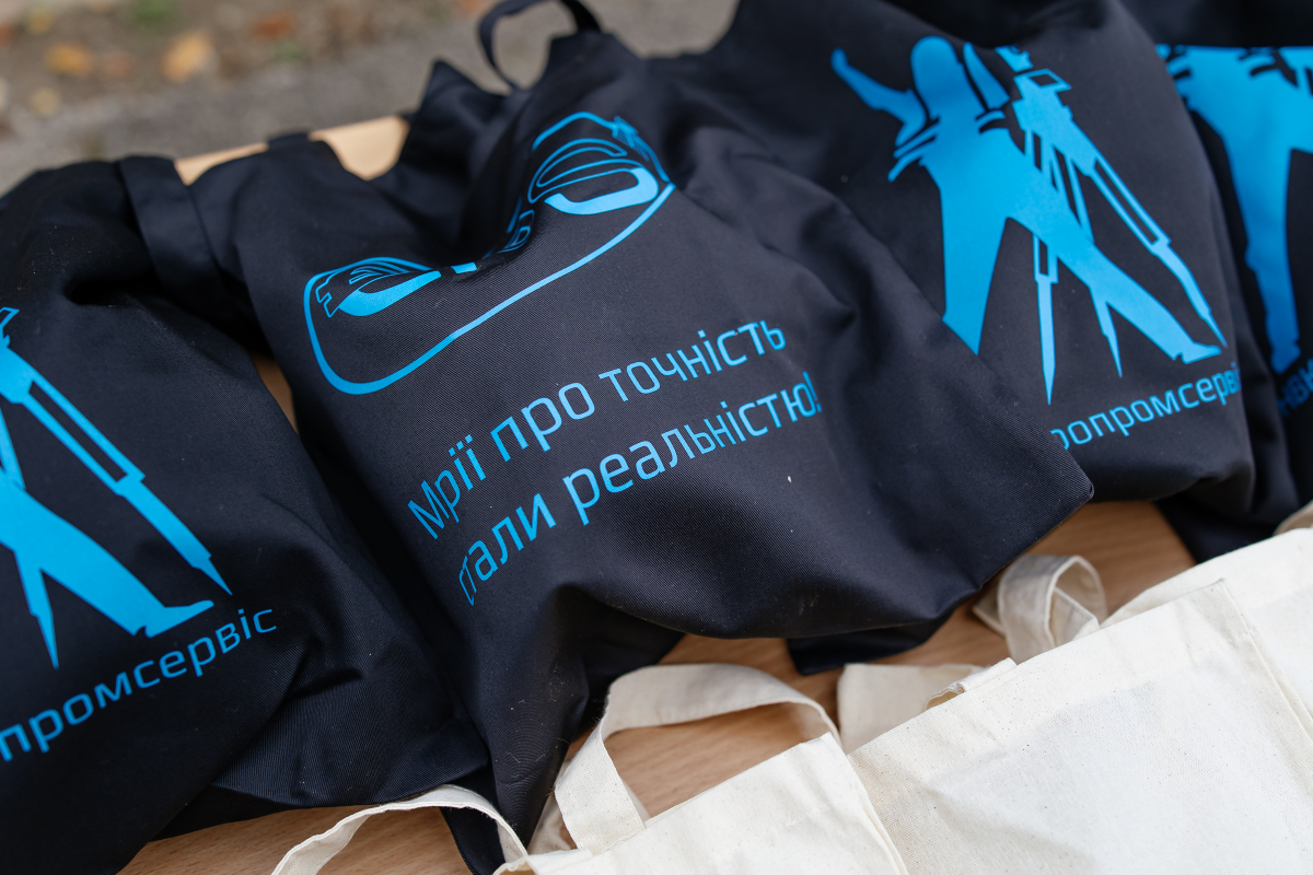 Фото із заходу