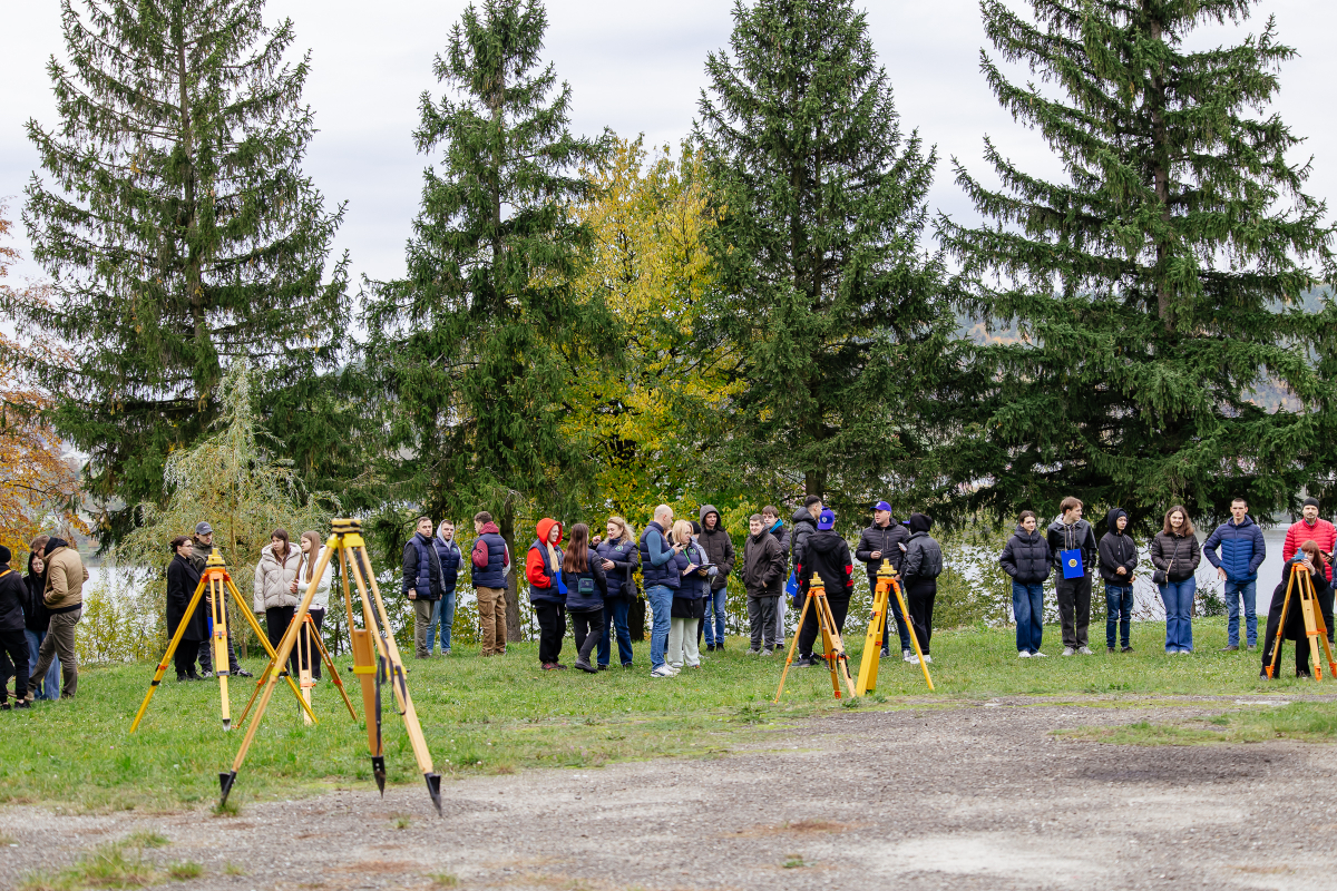 Фото із заходу