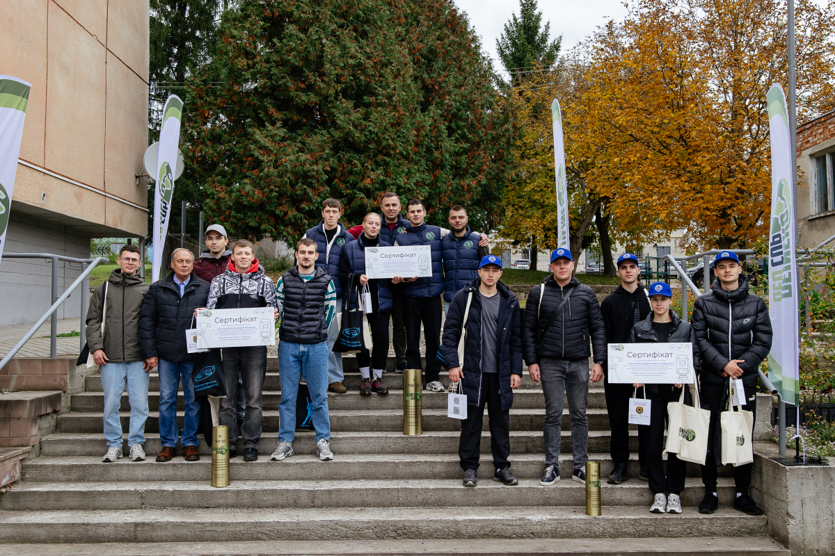 Фото із заходу