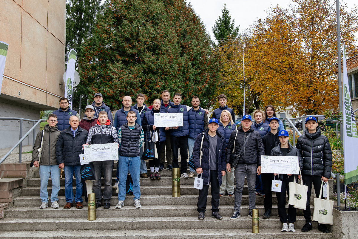 Фото із заходу