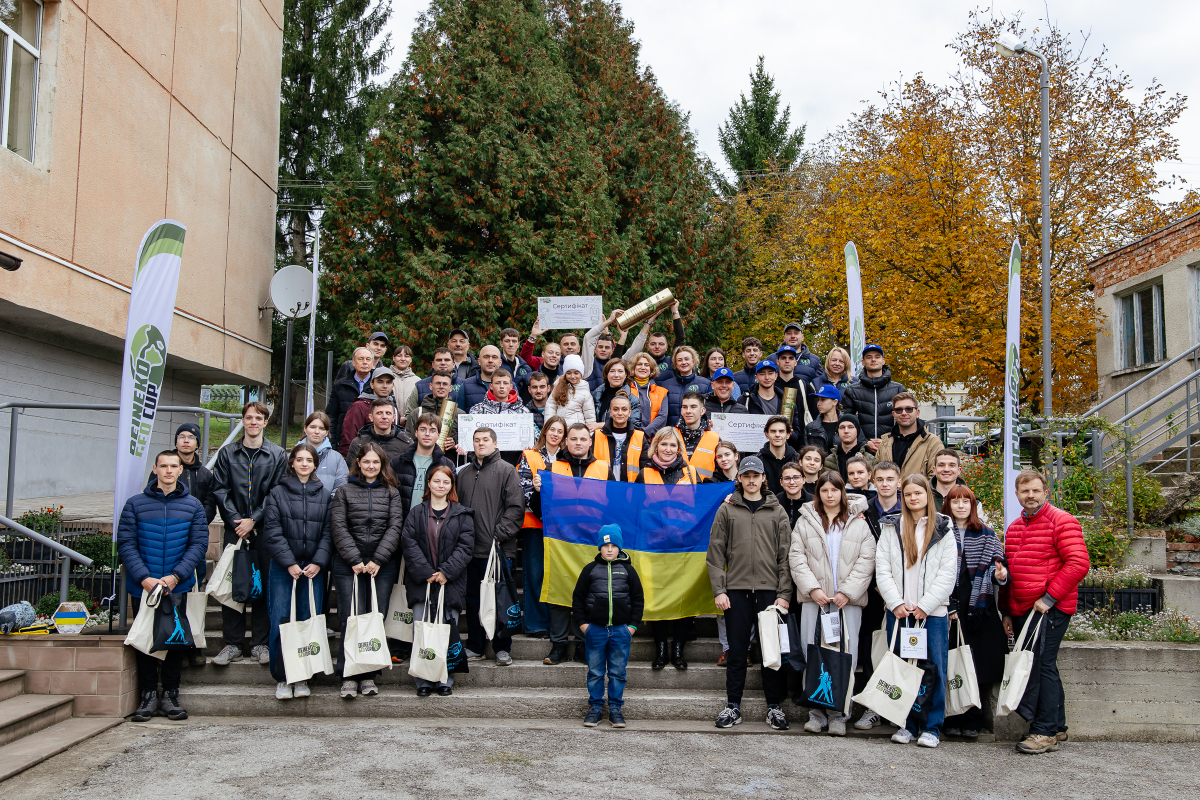 Фото із заходу