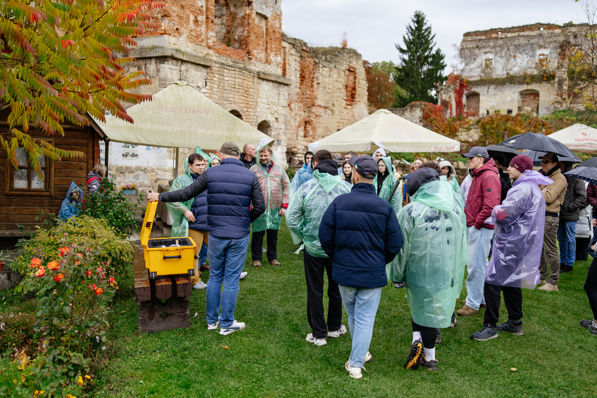 Фото із заходу