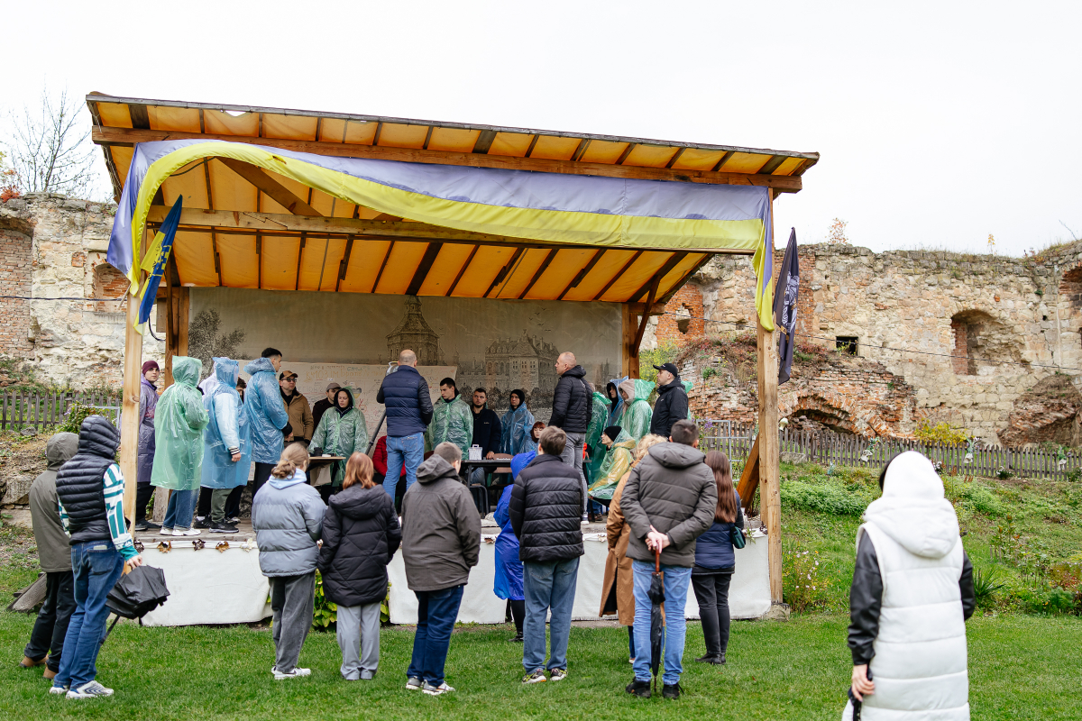 Фото із заходу