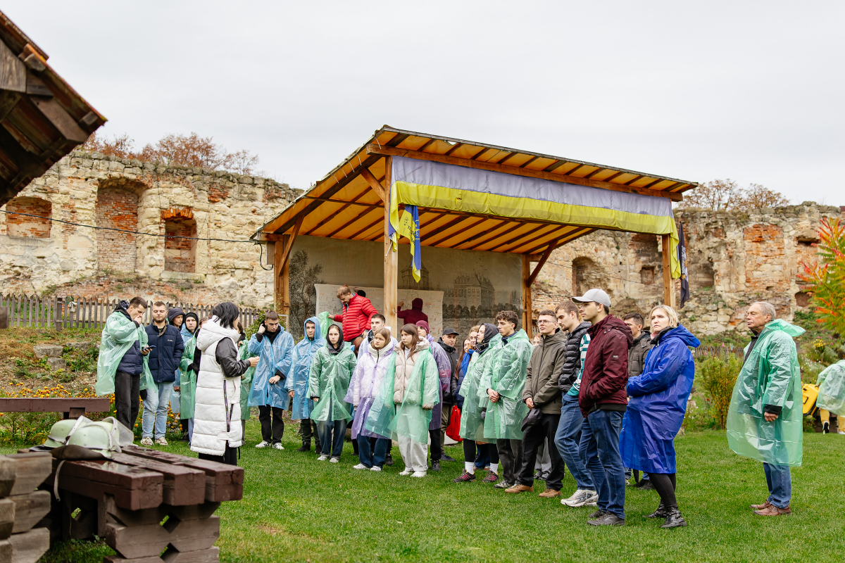 Фото із заходу