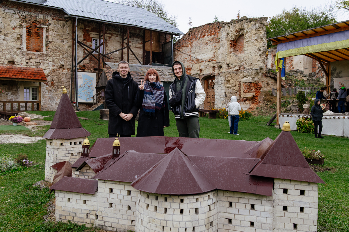 Фото із заходу