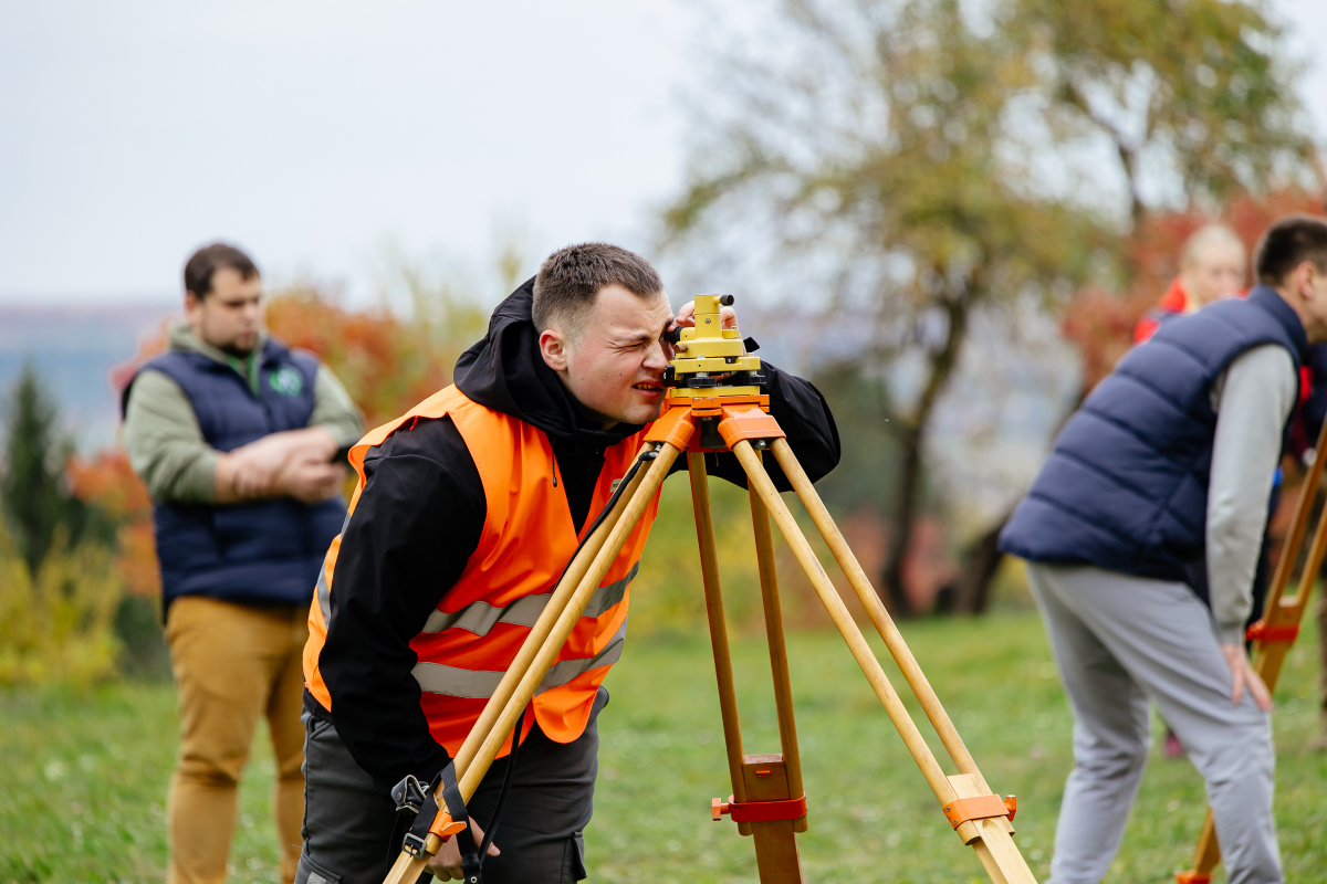 Фото із заходу