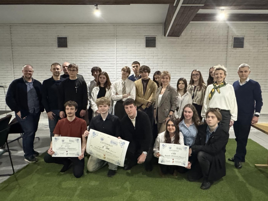 Фото з нагородження переможців