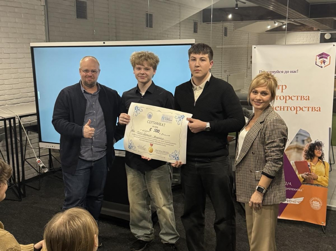 Фото з нагородження переможців