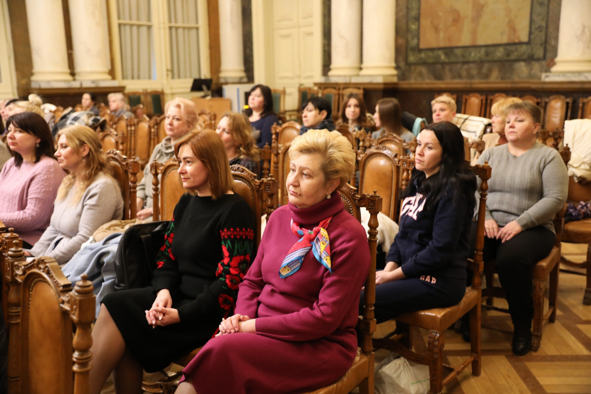 Фото із вручення подарунків