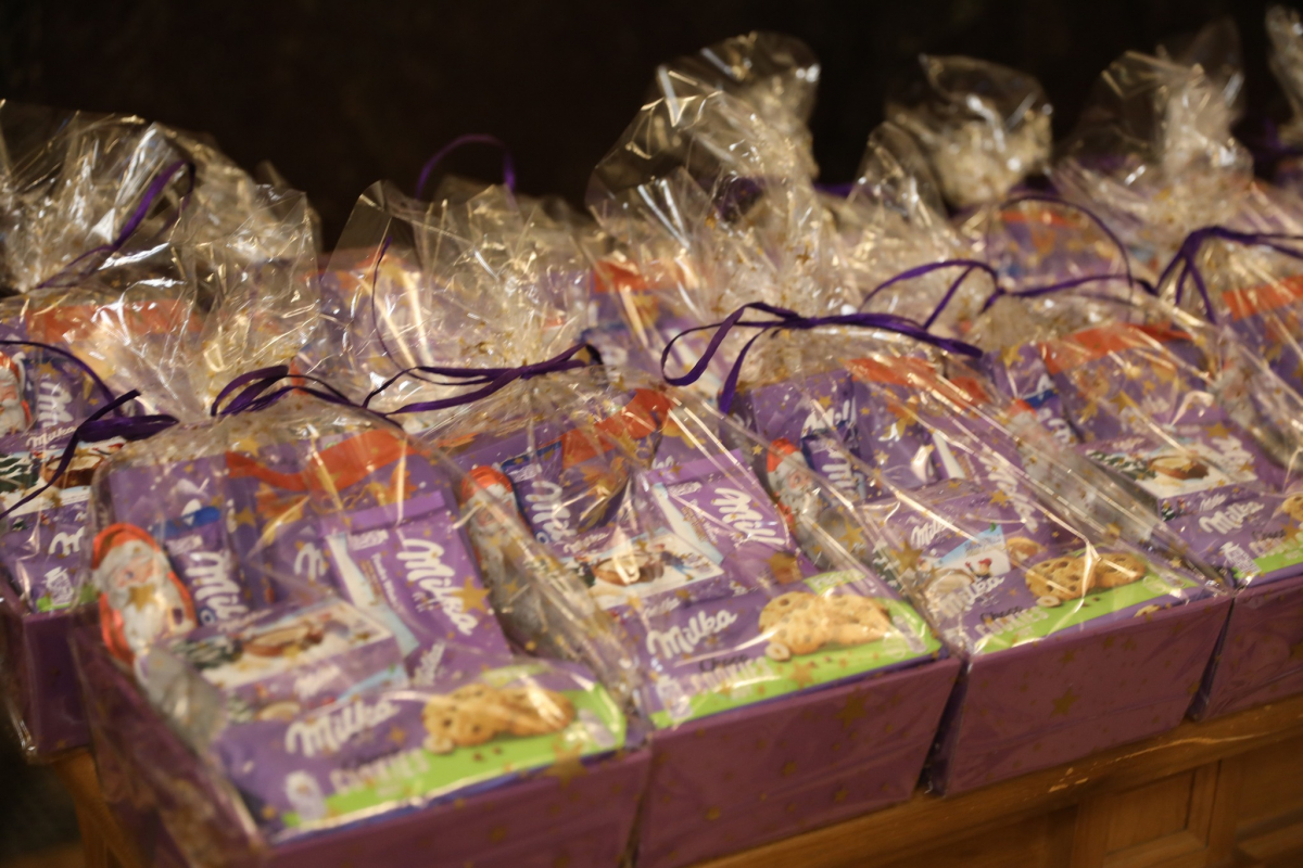 Фото із вручення подарунків