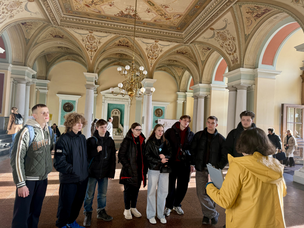 Фото із заходу