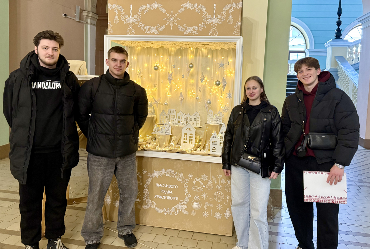 Фото із заходу