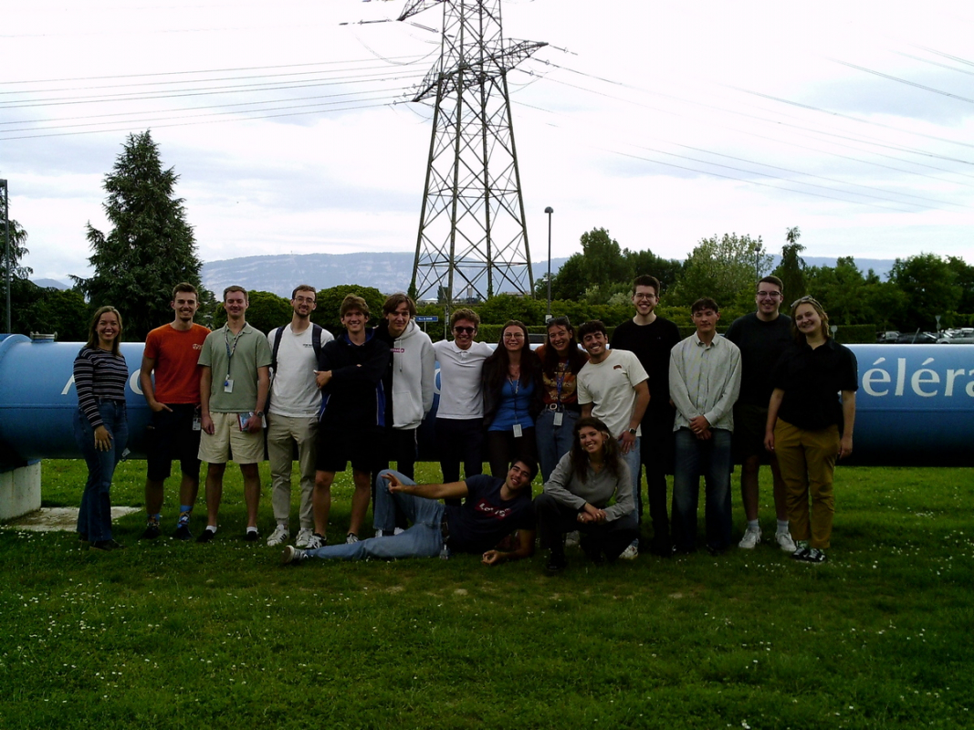 Командне фото робототехнічних студентів у останній день контракту Ольги