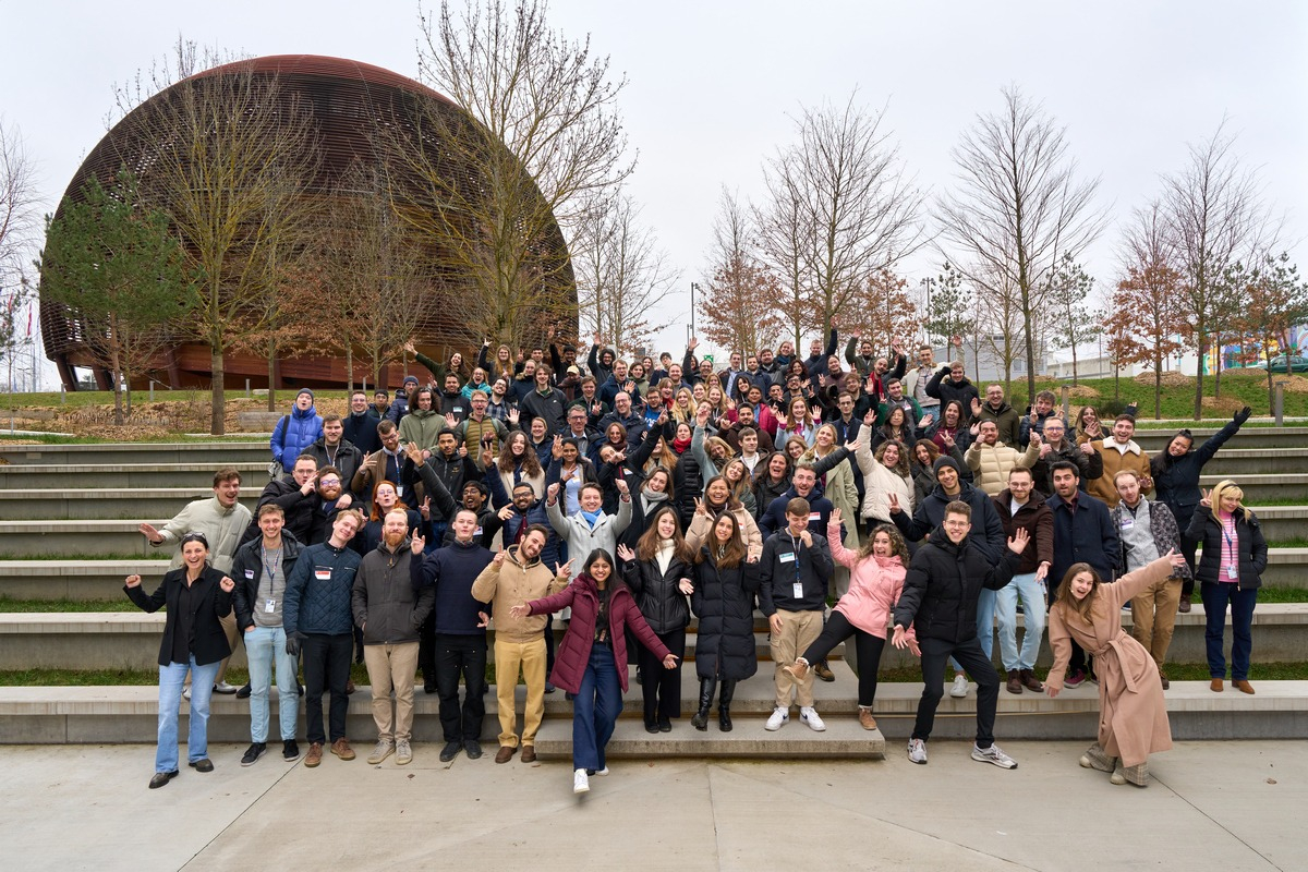 Стажери і працівники CERN на фоні Globe
