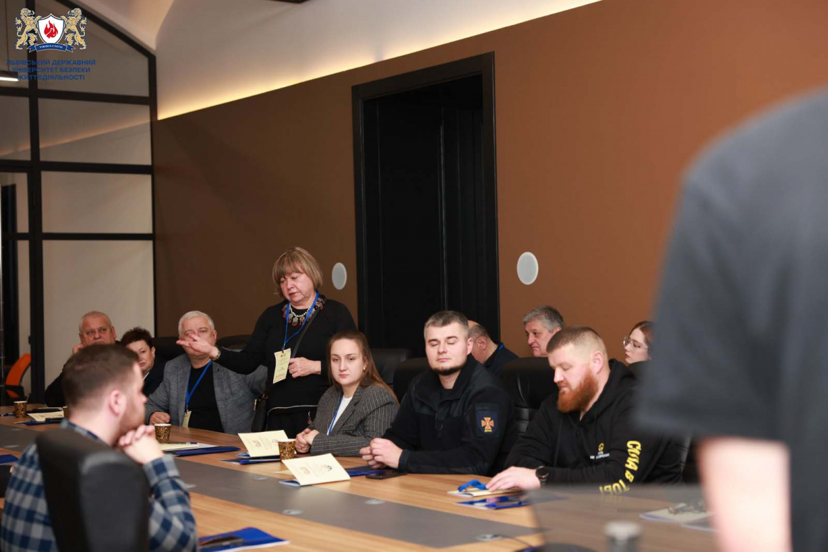 Фото із заходу