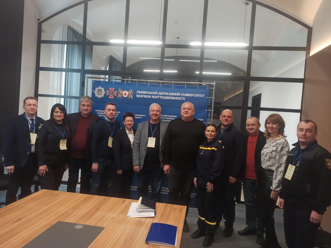 Фото із заходу